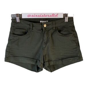H&m army green rolled cuff shorts size 4. Five pockets. Excellent condition